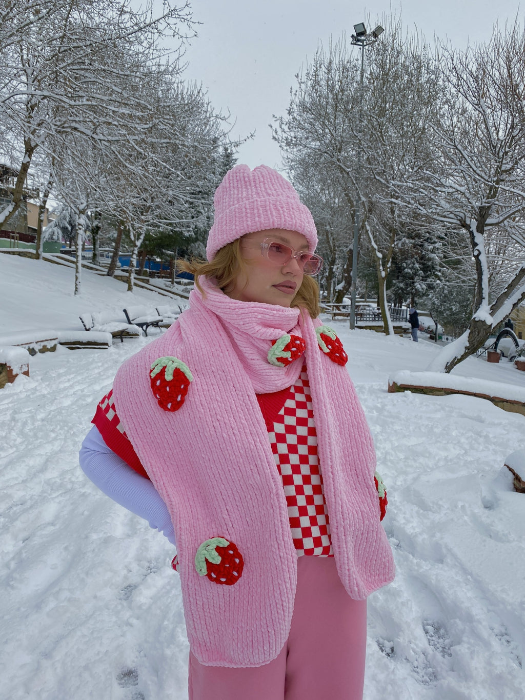Strawberry El Örgüs atkı + Bere